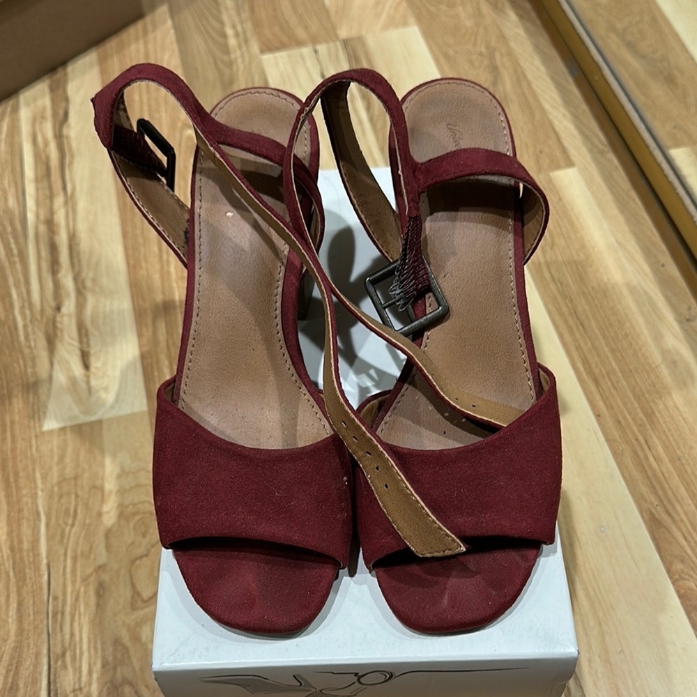 Universal Thread Red Sandals with Elegant Block Heel